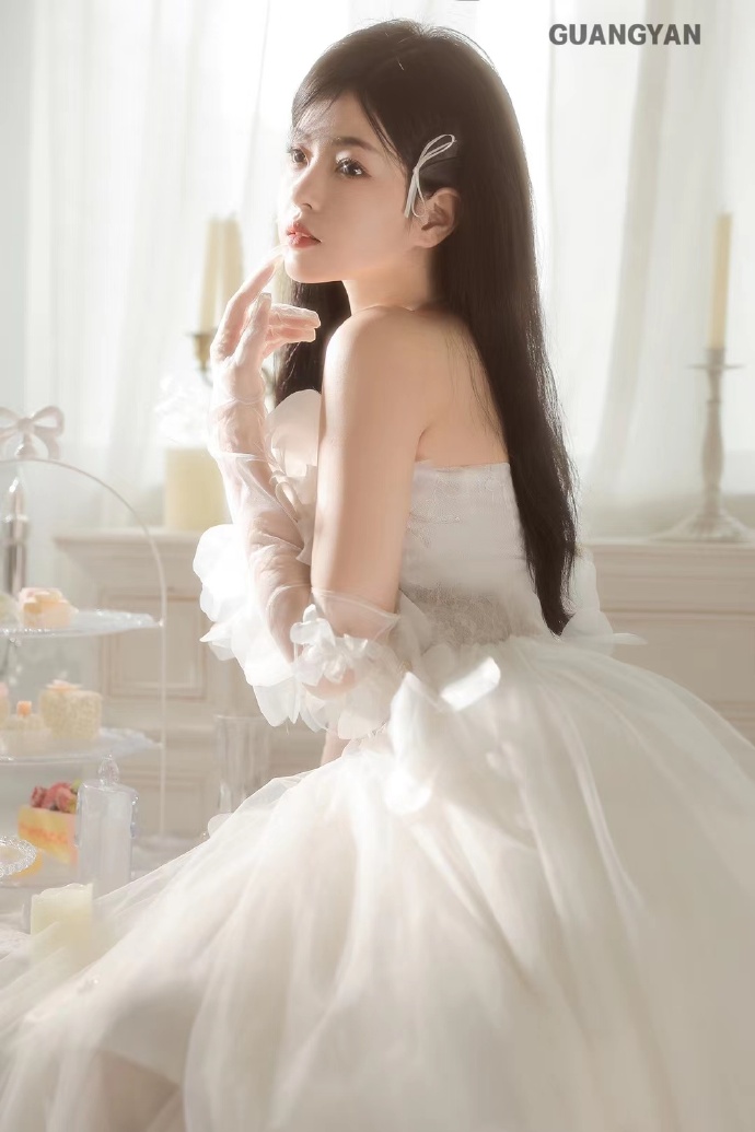 冉莹颖与邹市明：综艺《姐姐当家2》引发热议，女主播背后的辛酸与争议